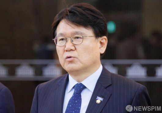 [서울=뉴스핌] 윤창빈 기자 = 황운하 조국혁신당 원내대표가 6일 오후 서울 여의도 국회에서 열린 긴급의원총회에서 결의문 낭독을 하고 있다. 2024.12.06 pangbin@newspim.com