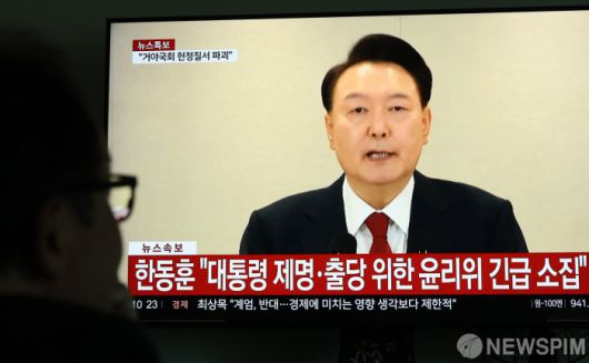 [서울=뉴스핌] 김학선 기자 = 12일 정부서울청사에서 한 공무원이 윤석열 대통령의 대국민담화 직후 한동훈 국민의힘 대표 관련 뉴스속보를 시청하고 있다. 2024.12.12 yooksa@newspim.com