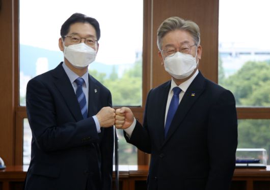 이재명 더불어민주당 대표와 김경수 전 경남지사 [사진=경남도]