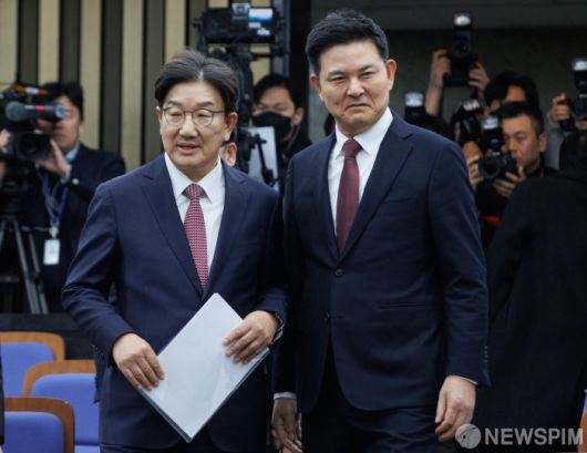 [서울=뉴스핌] 윤창빈 기자 = 국민의힘 원내대표에 출마한 권성동(왼쪽), 김태호 의원이 12일 오전 서울 여의도 국회에서 열린 원내대표 선출 의원총회에 참석하고 있다. 2024.12.12 pangbin@newspim.com