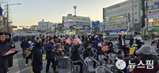 [동해=뉴스핌] 이형섭 기자 = 윤석열 대통령 탄핵을 요구하는 촛불문화제에 참석한 동해삼척시민들. 2024.12.14 onemoregive@newspim.com