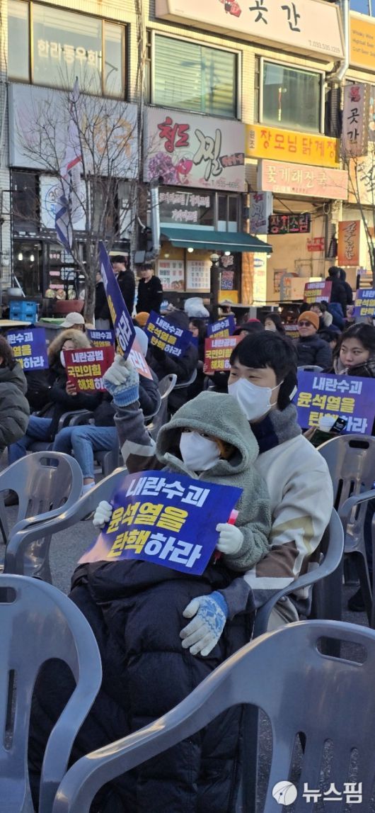 [동해=뉴스핌] 이형섭 기자 = 윤석열 대통령 탄핵 촛불문화제에 나선 아이와 아빠. 2024.12.14 onemoregive@newspim.com