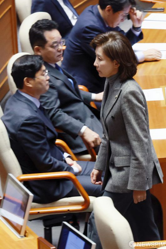 [서울=뉴스핌] 이형석 기자 = 나경원 국민의힘 의원이 14일 오후 서울 여의도 국회에서 열린 제419회 국회(임시회) 제04차 본회의에서 대통령(윤석열) 탄핵소추안 투표를 마치고 자리로 향하고 있다. 2024.12.14 leehs@newspim.com