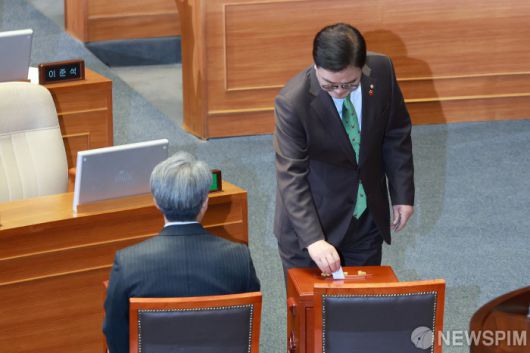 [서울=뉴스핌] 이형석 기자 = 우원식 국회의장이 14일 오후 서울 여의도 국회에서 열린 제419회 국회(임시회) 제04차 본회의에서 대통령(윤석열) 탄핵소추안 투표를 하고 있다. 2024.12.14 leehs@newspim.com