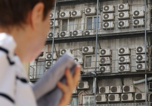 [서울=뉴스핌] 김학선 기자 = 장마가 지나고 역대급 폭염이 기승을 부리면서 최대 전력수요도 급등하고 있다. 전력당국은 오는 5~9일 오후 5~6시 사이에 올해 여름철 전력수요가 최대치를 기록할 것으로 내다봤다. 사진은 4일 서울시내의 한 건물 외벽에 설치된 에어컨 실외기의 모습. 2024.08.04 yooksa@newspim.com