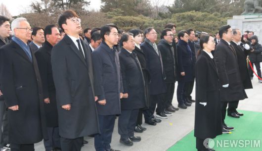 [서울=뉴스핌] 양윤모 기자 = 박찬대 더불어민주당 원내대표와 국회의원들이 2025년 을사년(乙巳年) 첫날인 1일 오전 서울 동작구 국립서울현충원을 찾아 현충탑을 참배하고 있다. 2025.01.01 yym58@newspim.com