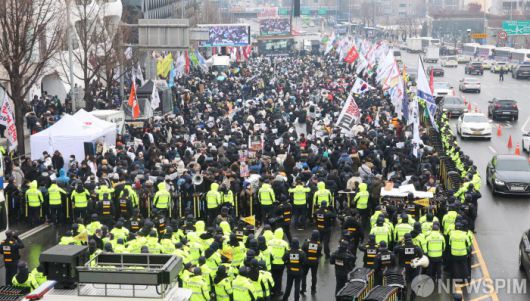 [서울=뉴스핌] 양윤모 기자 = 윤석열 대통령의 체포영장 기한이 이틀 남은 5일 오후 서울 용산구 대통령 관저 인근에서 윤석열즉각퇴진·사회대개혁 비상행동과 민주노총 등 참가자들이 윤 대통령의 구속을 촉구하는 집회를 하고 있다.  2025.01.05 yym58@newspim.com