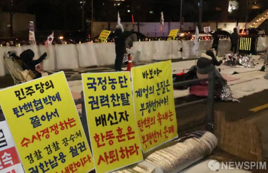 [서울=뉴스핌] 양윤모 기자 = 윤석열 대통령에 대한 2차 체포영장이 발부된 뒤 13일 새벽 서울 용산구 한남동 대통령 관저 인근에서 윤 대통령 체포 반대 집회가 개최되고 있다. 2025.01.13 yym58@newspim.com