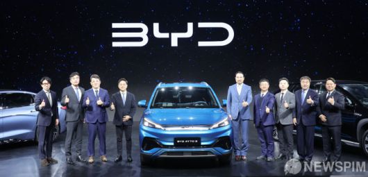 [인천=뉴스핌] 김학선 기자 = 16일 인천 중구 상상플랫폼에서 열린 'BYD 승용 브랜드 런칭 미디어 쇼케이스'에서 조인철 BYD코리아 승용부문 대표, 류쉐량 BYD 아시아태평양 자동차 영업사업부 총경리, 딩하이미아오 BYD코리아 대표 등 관계자들이 아토 3와 함께 포즈를 취하고 있다. 2025.01.16 yooksa@newspim.com