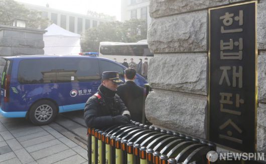 [서울=뉴스핌] 최지환 기자 = 윤석열 대통령이 탑승한 차량이 21일 오후 서울 종로구 헌법재판소에 도착하고 있다. 윤 대통령은 오늘 오후 2시부터 시작하는 대통령 탄핵 심판 3차 변론기일에 참석한다. 2025.01.21 choipix16@newspim.com