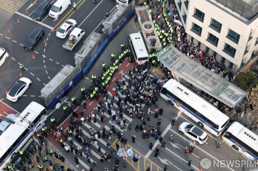 [서울=뉴스핌] 최지환 기자 = 윤석열 대통령 탄핵사건 3차 변론기일이 열린 21일 오후 서울 종로구 헌법재판소 인근에서 윤 대통령 지지자들이 집회를 하고 있다. 2025.01.21 choipix16@newspim.com