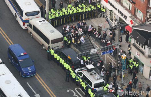 [서울=뉴스핌] 최지환 기자 = 윤석열 대통령이 탑승한 호송차량이 21일 오후 서울 종로구 헌법재판소에서 탄핵사건 3차 변론기일을 마치고 서울구치소로 출발하고 있다. 2025.01.21 choipix16@newspim.com