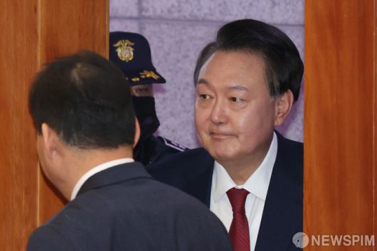 [서울=뉴스핌] 사진공동취재단 = 윤석열 대통령이 21일 오후 서울 종로구 재동 헌법재판소에서 열린 탄핵심판 3차 변론기일에 출석하고 있다. 2025.01.21 photo@newspim.com