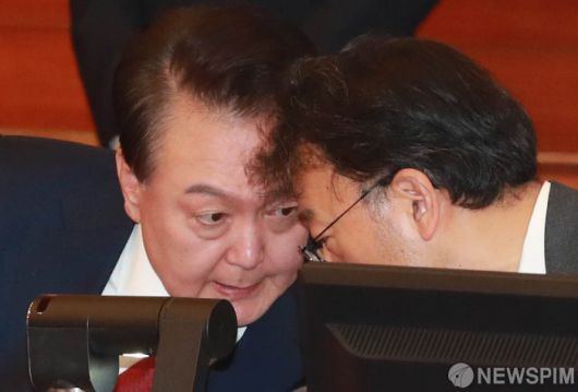 [서울=뉴스핌] 사진공동취재단 = 윤석열 대통령이 21일 오후 서울 종로구 재동 헌법재판소에서 열린 탄핵심판 3차 변론기일에 출석해 차기환 변호사와 대화하고 있다. 2025.01.21 photo@newspim.com