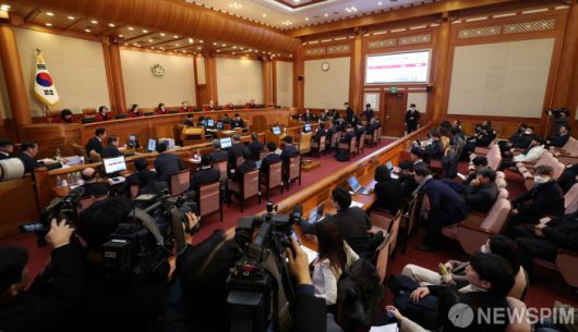 [서울=뉴스핌] 사진공동취재단 = 윤석열 대통령이 21일 서울 종로구 헌법재판소에서 열린 윤석열 대통령 탄핵심판 3차 변론기일에 출석하고 있다 2025.01.21 photo@newspim.com