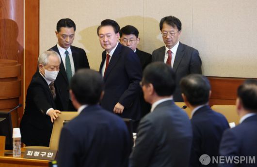 [서울=뉴스핌] 사진공동취재단 = 윤석열 대통령이 21일 서울 종로구 헌법재판소에서 열린 윤석열 대통령 탄핵심판 3차 변론기일에 출석하고 있다. 2025.01.21 photo@newspim.com