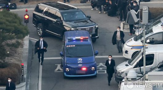 [서울=뉴스핌] 최지환 기자 = 윤석열 대통령이 탑승한 호송차량이 21일 오후 서울 종로구 헌법재판소에서 탄핵사건 3차 변론기일을 마치고 서울구치소로 출발하고 있다. 2025.01.21 choipix16@newspim.com