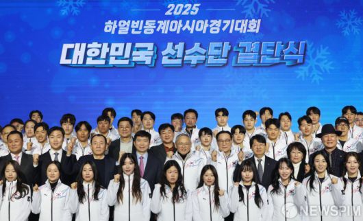 [서울=뉴스핌] 최지환 기자 = 유인촌 문화체육관광부 장관과 유승민 대한체육회 회장 당선인을 비롯한 선수단이 24일 오후 서울 송파구 올림픽파크텔에서 열린 2025 하얼빈동계아시안게임 대한민국 선수단 결단식에서 기념촬영을 하고 있다. 2025.01.24 choipix16@newspim.com