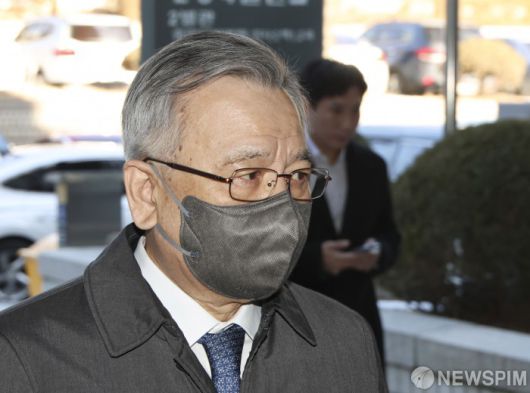 [서울=뉴스핌] 이호형 기자 = '대장동 50억 클럽' 의혹을 받는 박영수 전 특별검사가 13일 오전 서울 서초구 서울중앙지법에서 열린 '특정경제범죄가중처벌등에관한법률위반' 혐의  1심 선고기일에 출석하고 있다. 2025.02.13 leemario@newspim.com