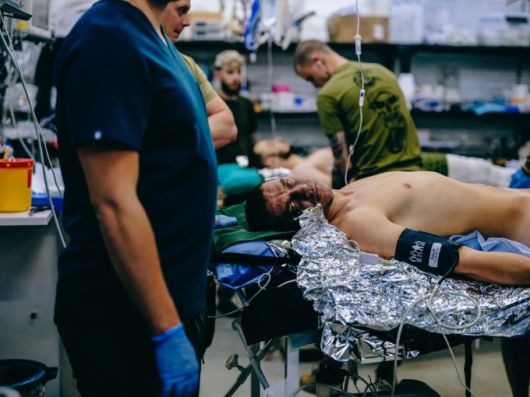 부상을 입고 처치를 기다리는 우크라이나 병사 [사진=블룸버그]