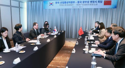 김종철 산업통상자원부 통상협력국장이 14일 오전 서울 강남구 조선펠리스호텔에서 저우빈(周斌) 중국 장쑤성 옌청시 당서기와 면담을 갖고, 한-옌청시 간 교역·투자 확대 방안을 논의하고 있다. [사진=산업통상자원부] 2025.02.14 dream@newspim.com