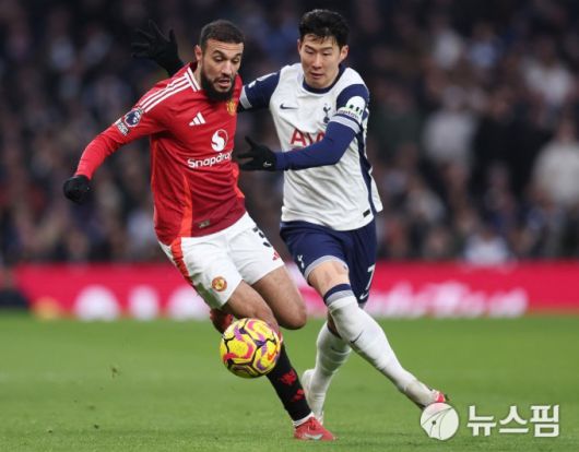 [런던 로이터 =뉴스핌] 박상욱 기자 = 손흥민이 17일 EPL 25라운드 맨유와 홈 경기에서 볼을 다투고 있다. 2025.2.17 psoq1337@newspim.com