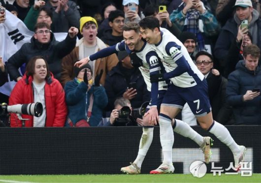 [런던 로이터 =뉴스핌] 박상욱 기자 = 손흥민이 17일 EPL 25라운드 맨유와 홈 경기에서 결승골을 넣은 매디슨과 기뻐하고 있다. 2025.2.17 psoq1337@newspim.com