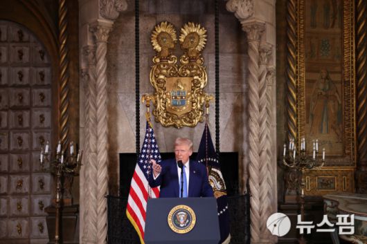 18일(현지시간) 미국 플로리다주 팜비치 마러라고 사저에서 기자회견 하는 도널드 트럼프 대통령. [사진=로이터 뉴스핌]