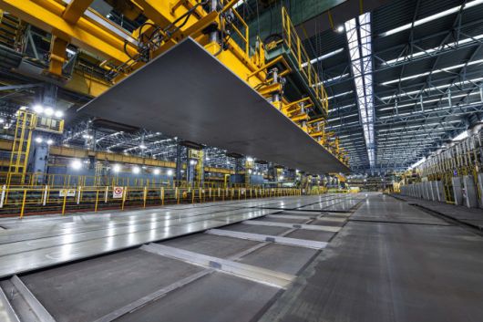 진공흡착식(Vacuum) 크레인으로 고망간강 후판제품을 이송하는 모습. 일반강은 마그넷 크레인을 통해 이송하나, 고망간강은 비자성 강판으로 진공흡착식 크레인을 사용한다. [사진=포스코홀딩스]