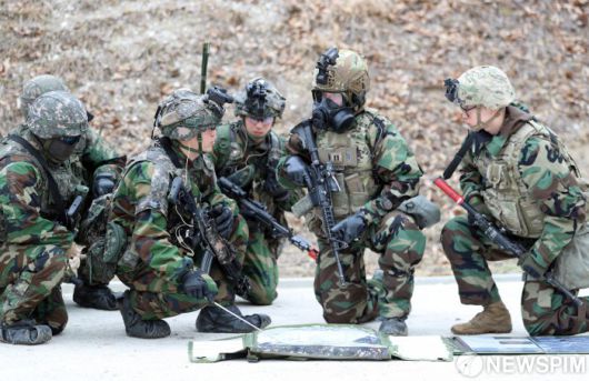 [파주=뉴스핌] 사진공동취재단 = 12일 경기 파주시 무건리 훈련장에서 2025 FS/TIGER 일환으로 실시된 유무인 복합전투체계 활용 '한미연합 WMD(대량살상무기) 제거훈련'에서 마동혁 25사단 해룡여단 중령과 윌리엄 테일러 미2사단/한미연합사단 스트라이커여단 중대장이 작전 토의를 하고 있다. 2025.03.12 photo@newspim.com