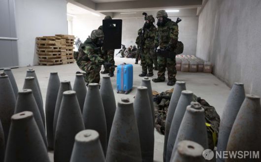 [파주=뉴스핌] 사진공동취재단 = 12일 경기 파주시 무건리 훈련장에서 2025년 FS/TIGER 연습 일환으로 열린 '연합 WMD 제거작전 훈련'에서 제25보병사단 장병들이 WMD 시설 탈취 후 화생방 제독을 실시하고 있다. 2025.03.12 photo@newspim.com