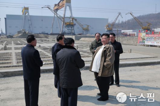 [서울=뉴스핌] 이영종 통일전문기자 = 김정은 북한 국무위원장이 20일 남포조선소를 찾아 조선공업의 현대화를 강조했다고 관영 조선중앙통신이 21일 보도했다. 사진은 김정은이 노동당 간부들과 조선소 현대화 공사를 돌아보는 모습. [사진=노동신문] 2025.03.21 yjlee@newspim.com