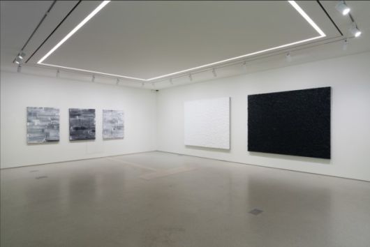 [서울=뉴스핌]이영란 미술전문기자=서울 창성동 리안갤러리 서울에서 열리고 있는 '김근태 개인전' 전경. [사진-=리안갤러리]  2025.03.22 art29@newspim.com