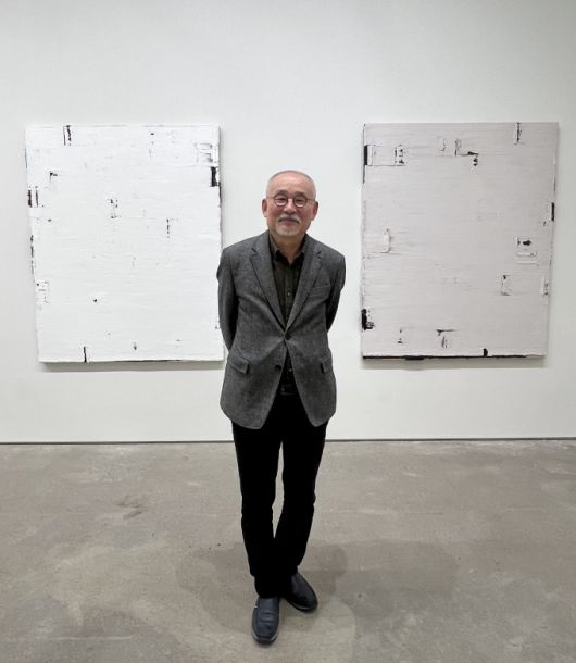 [서울=뉴스핌] 리안갤러리 서울에서 열리는 자신의 개인전에서 포즈를 취한 작가 김근태. 전시는 오는 4월 30일까지 열린다. [사진=이영란 미술전문기자] 2025.03.22 art29@newspim.com