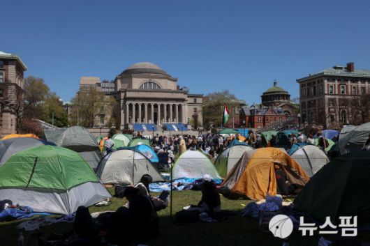 22일(현지시간) 미국 뉴욕 컬럼비아 대학교 캠퍼스에서 학생들이 팔레스타인을 지지하는 시위를 벌이고 있다.[사진=로이터 뉴스핌] 2024.04.23 mj72284@newspim.com
