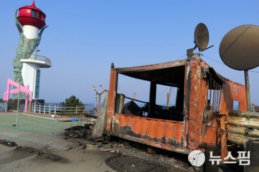 [영덕=뉴스핌] 남효선 기자 = 지난 22일 경북 의성에서 발생한 산불이 동해연안 영덕군으로 확산되면서 영덕군 해맞이공원의 창포말등대 부근 시설물이 전파됐다. 2025.03.27 nulcheon@newspim.com