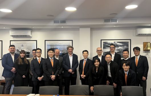 한화오션 관계자들이 레몬토바(Remontowa)  조선소를 방문해 다리우스(Dariusz Jaguszewski) 사장(앞줄 왼쪽에서 4번째)을 비롯한 관계자들과 선종 다각화·친환경 기술 관련 협력 방안 등에 대해 협의했다. [사진=한화오션]