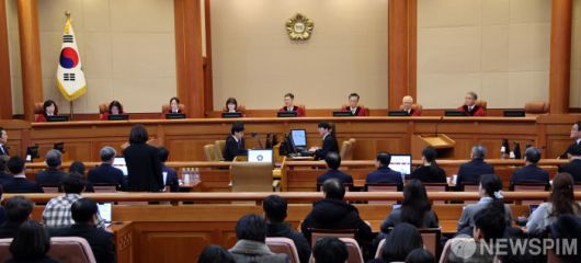 [서울=뉴스핌] 이길동 기자 =윤석열 대통령 탄핵심판 2차 변론기일이 진행된 16일 오후 서울 종로구 헌법재판소 심판정에서 변론기일이 진행되고 있다. 왼쪽부터 정계선, 김복형, 정정미, 이미선, 문형배, 김형두, 정형식, 조한창 헌재 재판관. 2025.01.16 gdlee@newspim.com