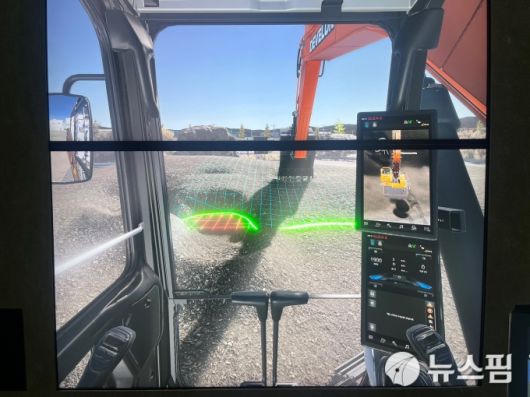 [고양(킨텍스)=뉴스핌] 조수빈 기자 = HD현대 건설기계 부문 3사가 3일 2025 서울모빌리티쇼에서 차세대 굴착기 2종과 자율화 기반 스마트 기술들을 공개했다. 실제로 정밀한 작업을 할 수 있도록 작업을 컨트롤하는 모습 시연. [사진=조수빈 기자] 2025.04.03 beans@newspim.com