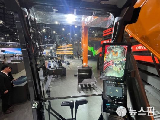 [고양(킨텍스)=뉴스핌] 조수빈 기자 = HD현대 건설기계 부문 3사가 3일 2025 서울모빌리티쇼에서 차세대 굴착기 2종과 자율화 기반 스마트 기술들을 공개했다. 사진은 이날 공개된 HD현대인프라코어의 24톤급 '디벨론' 굴착기에 탑승해 본 모습. [사진=조수빈 기자] 2025.04.03 beans@newspim.com