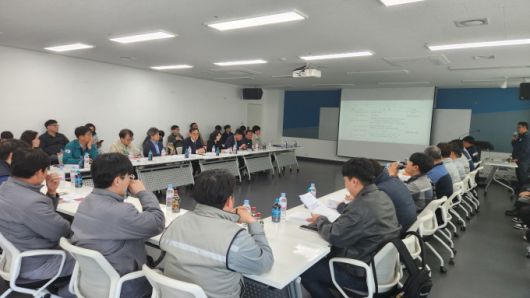 3일 경남 통영 리스타트 플랫폼 세미나실에서 열린 조선업 중대재해 예방을 위한 실무협의체 회의 [사진=경남도] 2025.04.04