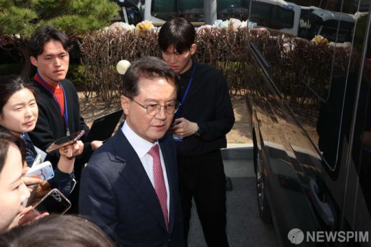 [서울=뉴스핌] 사진공동취재단 = 윤석열 대통령의 탄핵심판 선고일인 4일 서울 종로구 헌법재판소에서 재판관 만장일치 의견으로 국회의 탄핵소추의결이 인용되자 윤 대통령 측 대리인인 윤갑근 변호사가 심판정을 나서고 있다. 2025.04.04 photo@newspim.com