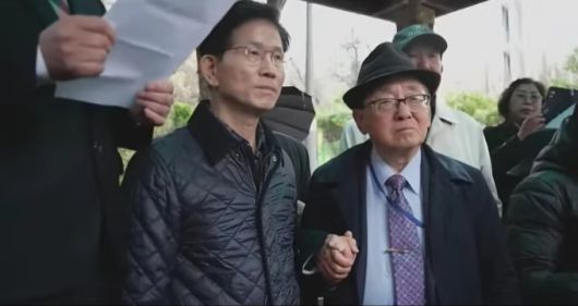 김문수 고용노동부 장관(가운데)이 5일 서울 관악구 자택 앞에서 김 장관을 지지하는 시민단체연합과 만나 이들 단체 대표자가 읽는 대선 출마 촉구 성명을 듣고 있다. [캡처=유튜브 채널 인하우징] 2025.04.05 sheep@newspim.com