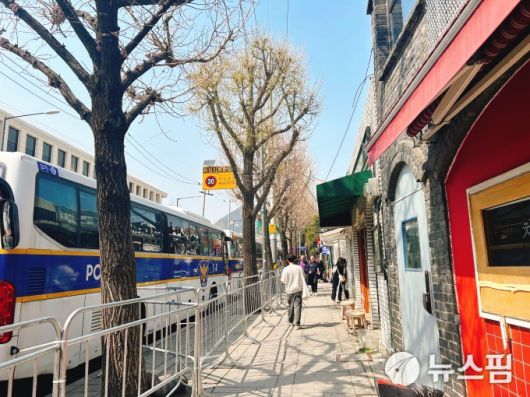 [서울=뉴스핌] 배정원 기자 = 7일 윤석열 전 대통령의 파면 이후 맞이한 첫 월요일 서울 종로구 안국역 일대는 일상을 회복하고 있었다. 아직 헌법재판소로 향하는 길목에는 경찰버스와 바리케이드가 배치돼 있긴 하지만 '탄핵 반대'를 외치던 지지자들과 유튜버, 정치인 등의 모습은 사라졌다. 2025.04.07 jeongwon1026@newspim.com