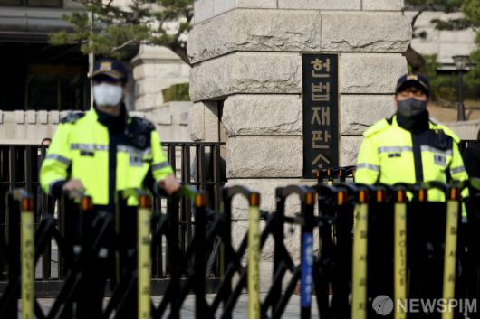 [서울=뉴스핌] 사진공동취재단 = 윤석열 대통령 탄핵 심판 선고일인 4일 오전 서울 종로구 헌법재판소 정문에서 경찰 병력이 출입을 통제하고 있다. 2025.04.04 photo@newspim.com