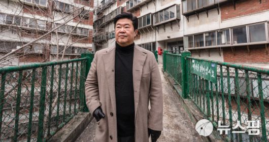 김병주 MBK파트너스 회장은 하버드비즈니스스쿨(HBS, 1990)에서 MBA 학위를 취득했다. HBS는 2024년 3월호 동문지에 김병주의 인터뷰 등 그의 이야기를 자세하게 소개했다. 한국에서 태어난 마이클 김은 미국에서 성장기를 보냈다. 그의 소설 『Offerings』가 영화화되는 가운데, 아시아 '프라이빗 에쿼티의 대부'로 불리는 그는 시간과 유산, 의무, 그리고 소설과 금융 사이의 뜻밖의 연결고리에 대해 성찰한다고 소개했다.  [서울=뉴스핌] 한기진 기자 = 2025.04.08 hkj77@hanmail.net