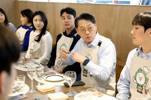 황상하 사장(오른쪽 두 번째)과 직원들이 함께 식사하며 대화하고 있다. [사진=SH공사]