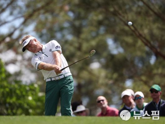 [오거스타 로이터 =뉴스핌] 박상욱 기자 = 랑거가 12일 마스터스 토너먼트 2라운드 4번홀을 티샷하고 있다. 2025.4.12 psoq1337@newspim.com