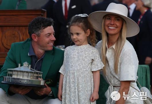 [오거스타 로이터 =뉴스핌] 박상욱 기자 = 매킬로이가 14일 마스터스 토너먼트 우승을 차지한 뒤 아내, 딸과 기쁨을 나누고 있다. 2025.4.14 psoq1337@newspim.com