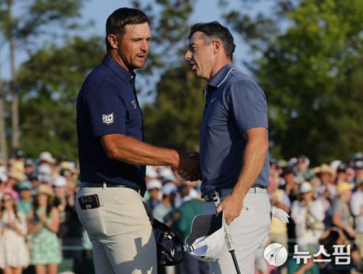 [오거스타 로이터 =뉴스핌] 박상욱 기자 = 매킬로이(오른쪽)가 14일 마스터스 토너먼트 최종일 18번홀을 마치고 디섐보와 악수하고 있다. 2025.4.14 psoq1337@newspim.com
